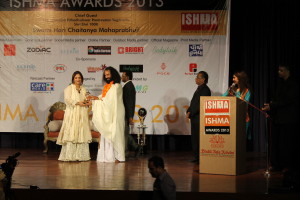 Mrs Neera Sarin receiving International Spiritual Award for excellence in  Tarot Reading and Numerology for 2013 at Mumbai from Shri Hari Chaitanya Puri